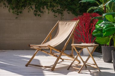 Rahat bambu koltuklar ve masa, açık havada bitkiler. Konfor bölgesi.