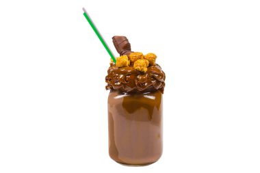 Çikolatalı milkshake, çırpılmış krema, kurabiye, waffle, cam mason kavanozunda servis edilir. 