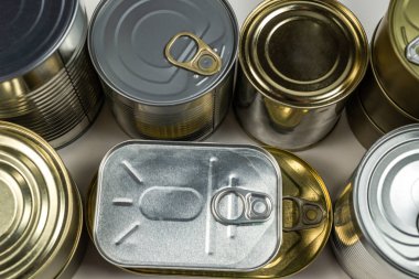 Beyaz arka planda izole edilmiş teneke kutuların karışımı. Boşluğu kopyala.