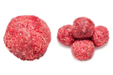 Beyaz arkaplanda çiğ et izole edilmiş..