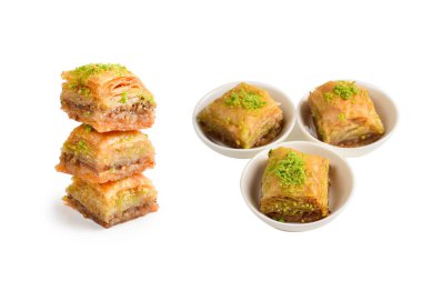 Beyaz arka planda fıstıklı baklava. Tatlı..