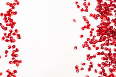 Beyaz üzerine izole nar tohumları.