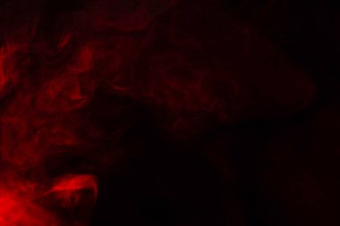 Siyah arka planda kırmızı buhar. Boşluğu kopyala.