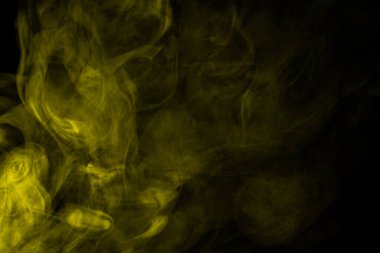 Siyah arka planda sarı buhar. Boşluğu kopyala.