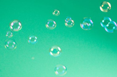 Sabun köpükleri siyah arka planda izole edilmiş. Boşluğu kopyala. 