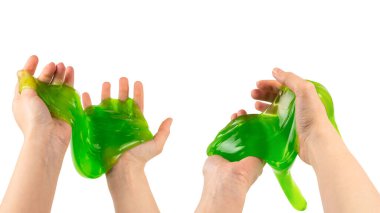 Kadının elindeki yeşil balçık oyuncağı beyaza yapışmış. Üst görünüm.