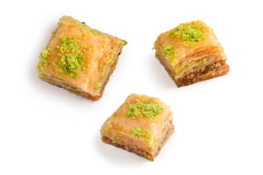Beyaz arka planda fıstıklı baklava. Tatlı..