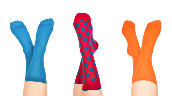 Женщина в синих носках изолирована на белом фоне. Вид сверху. 