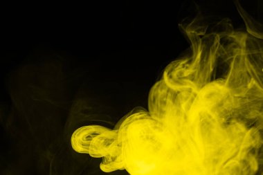 Siyah arka planda sarı buhar. Boşluğu kopyala.