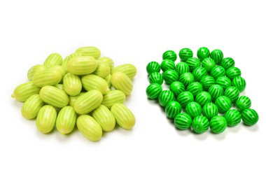 Beyaz arkaplanda izole edilmiş yeşil sakız.