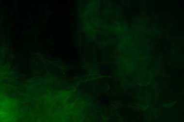 Siyah arka planda yeşil buhar. Boşluğu kopyala.