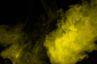 Siyah arka planda sarı buhar. Boşluğu kopyala.