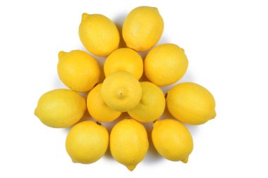 Kutuda bir sürü sulu renkli limon var. Limon arkaplanı.