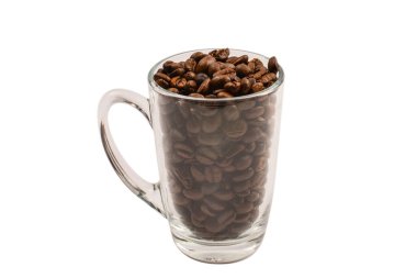 Kahve taneleri beyaz arka planda cam bir fincana dökülür.