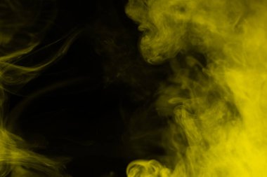 Siyah arka planda sarı buhar. Boşluğu kopyala.