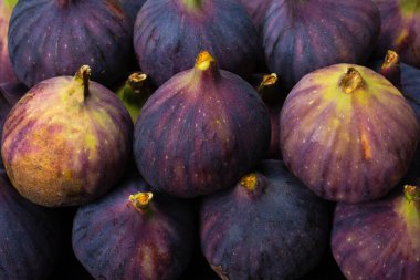 Lezzetli incir arka planı. Üst Manzara. Dilimler.  