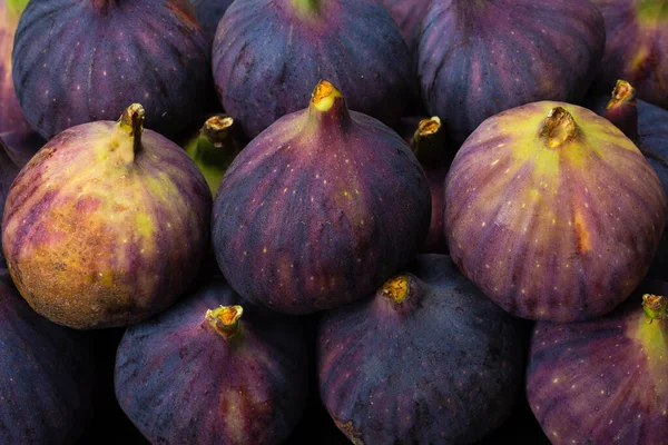 Lezzetli incir arka planı. Üst Manzara. Dilimler.  