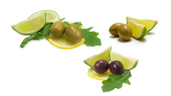Due Olive Pezzetto Limone Lime Isolato Fondo Bianco — Foto Stock