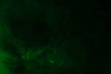 Siyah arka planda yeşil buhar. Boşluğu kopyala.