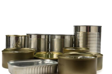 Beyaz arka planda izole edilmiş teneke kutuların karışımı. Boşluğu kopyala.