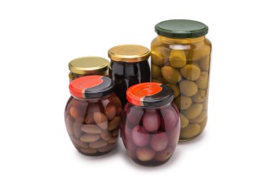 Beyaz arka planda izole edilmiş şişedeki zeytinler.. 