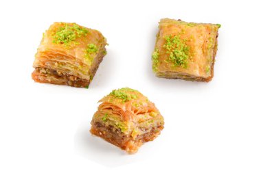 Beyaz arka planda fıstıklı baklava. Tatlı..