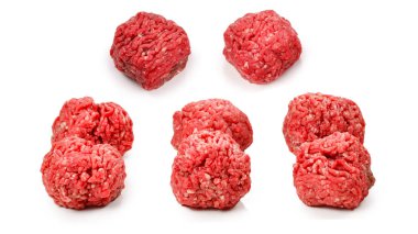 Beyaz arkaplanda çiğ et topları izole.