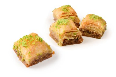Beyaz arka planda fıstıklı baklava. Tatlı..
