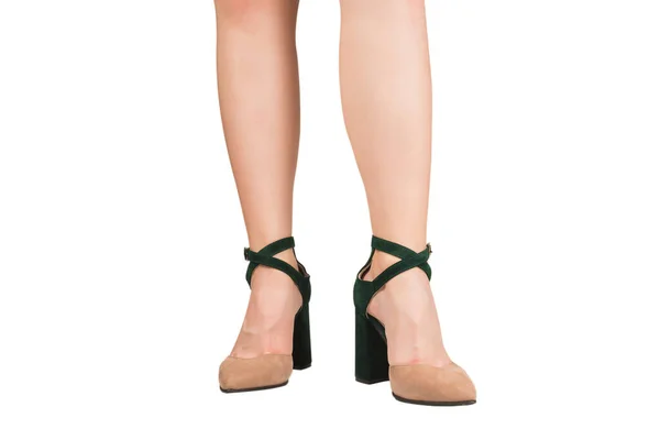 穿着绿色和米黄色凉鞋 脚后跟与白色背景隔离的女人腿 — 图库照片