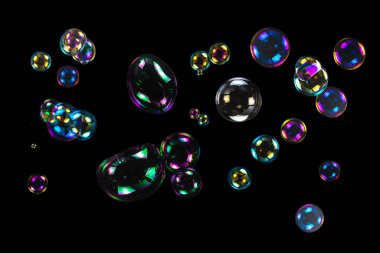 Sabun köpükleri siyah arka planda izole edilmiş. Boşluğu kopyala. 