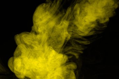 Siyah arka planda sarı buhar. Boşluğu kopyala.