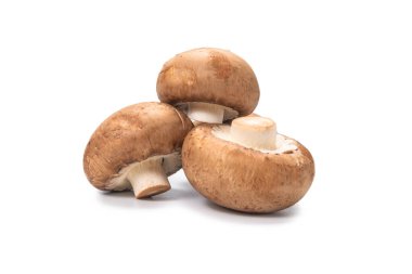 Beyaz arka planda izole edilmiş lezzetli mantar..