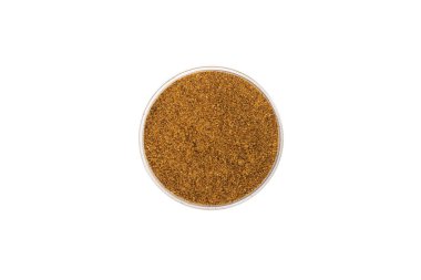 Beyaz arka planda izole edilmiş bir kasede kişniş.. 