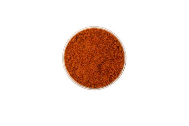 Beyaz arka planda izole edilmiş bir kasede kırmızı biber.. 