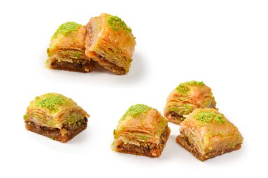 Beyaz arka planda fıstıklı baklava. Tatlı..