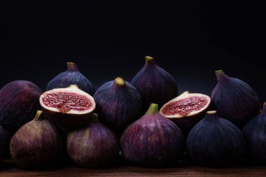 Siyah arka planda lezzetli incirler. Üst Manzara. Dilimler.