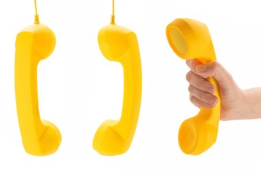 Kadının elindeki sarı cep telefonu beyaza izole edilmiş. Boşluğu kopyala.