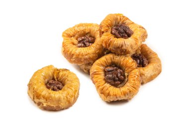 Beyaz arka planda izole edilmiş lezzetli baklava.