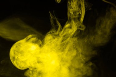 Siyah arka planda sarı buhar. Boşluğu kopyala.