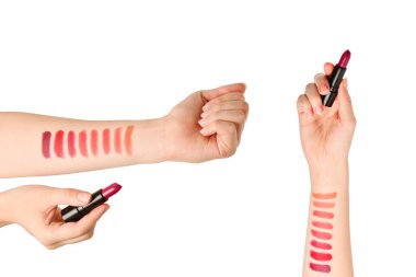 Beyaz arka planda elle izole edilmiş ruj örnekleri..