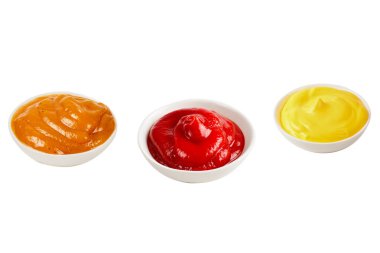 Beyaz arka planda beyaz tabakta peynir sosu.