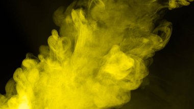 Siyah arka planda sarı buhar. Boşluğu kopyala.