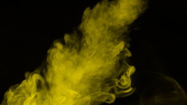 Siyah arka planda sarı buhar. Boşluğu kopyala.
