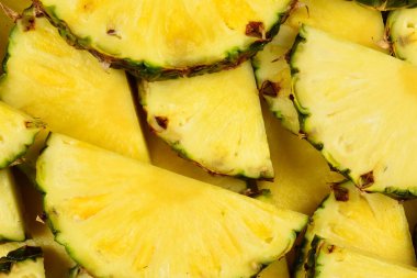Ananas sulu sarı dilimler arka planda. Üst görünüm.