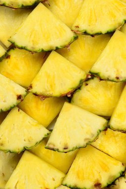 Ananas sulu sarı dilimler arka planda. Üst görünüm.