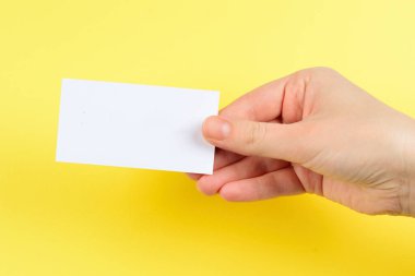 Sarı arka planda kadın eli boş..