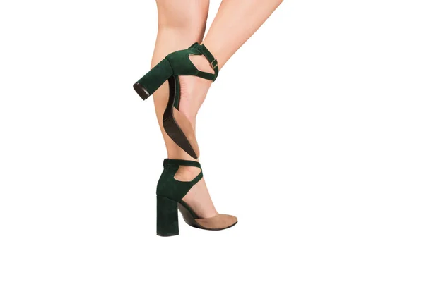 Yeşil Bacaklı Kadın Beyaz Arka Planda Izole Topuklu Bej Sandaletli — Stok fotoğraf