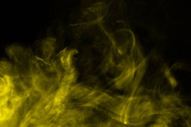 Siyah arka planda sarı buhar. Boşluğu kopyala.