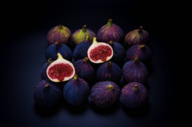 Siyah arka planda lezzetli incirler. Üst Manzara. Dilimler.