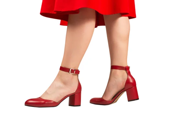 穿着红色衣服 穿着复古红色凉鞋 脚后跟与白色背景隔离的女人 — 图库照片